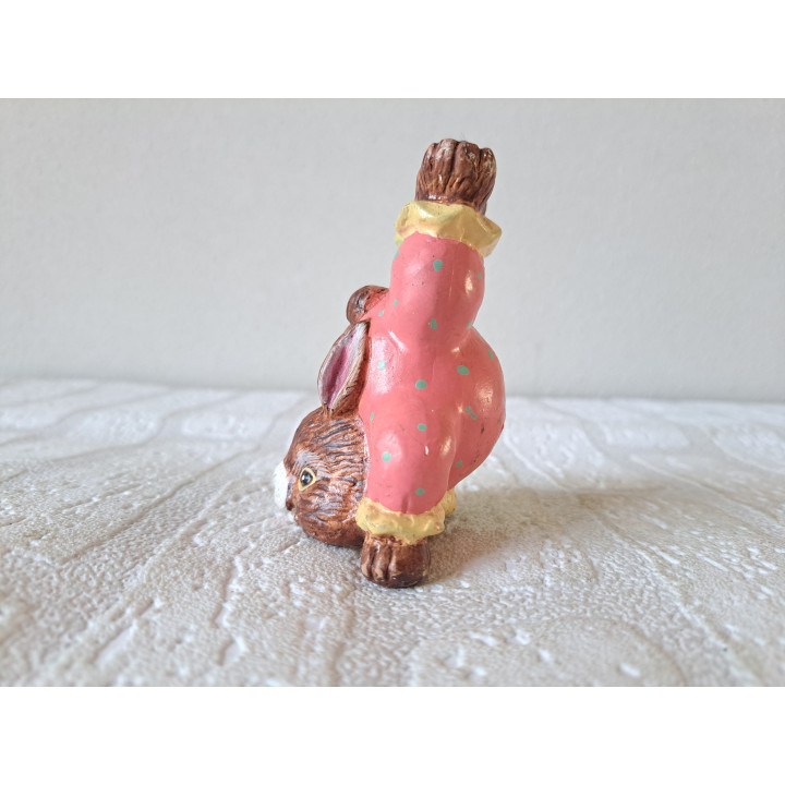 Konijn doet handstand in clownspak, aardewerk 7x5.5x9cm - dierfiguren