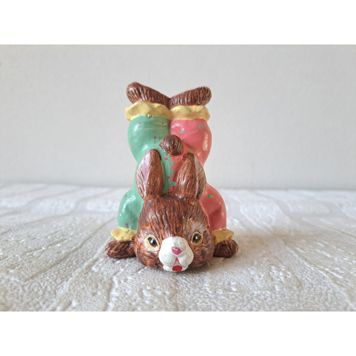 Konijn doet handstand in clownspak, aardewerk 7x5.5x9cm - dierfiguren