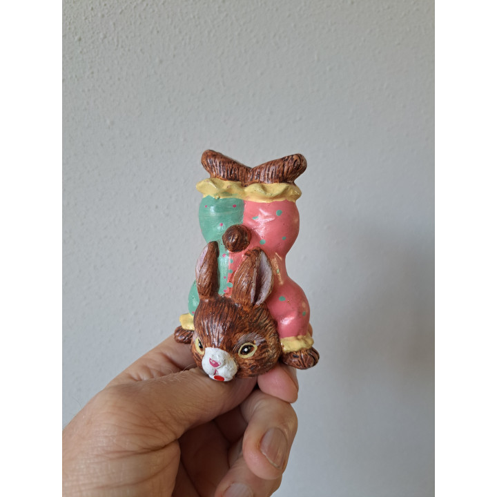 Konijn doet handstand in clownspak, keramiek 7x5.5x9cm