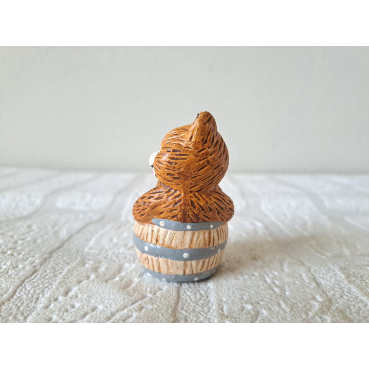 Beer zittend op vat, aardewerk 4.5x4x6cm - dierfiguren