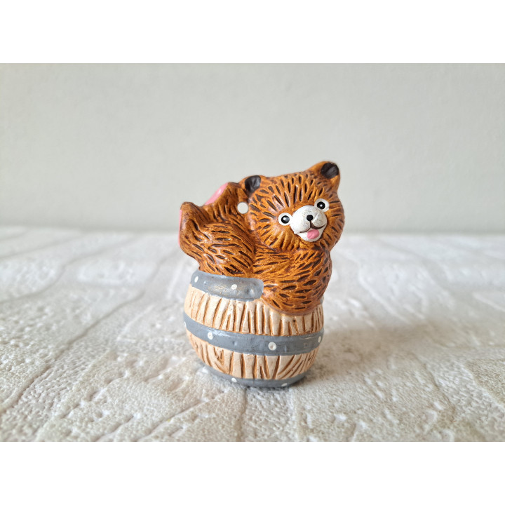 Beer zittend op vat, aardewerk 4.5x4x6cm - dierfiguren