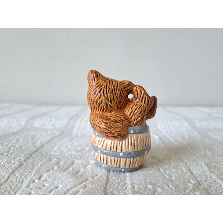 Beer zittend op vat, aardewerk 4.5x4x6cm - dierfiguren
