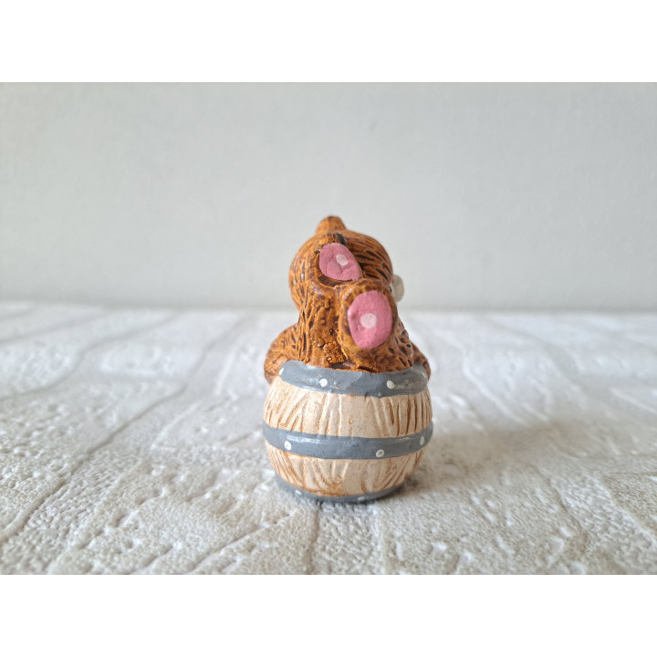 Beer zittend op vat, aardewerk 4.5x4x6cm - dierfiguren