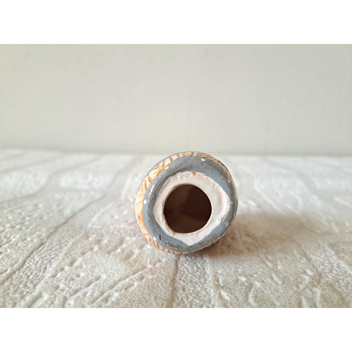 Beer zittend op vat, aardewerk 4.5x4x6cm - dierfiguren