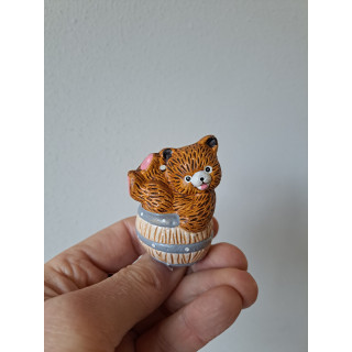 Beer zittend op vat, keramiek 4.5x4x6cm