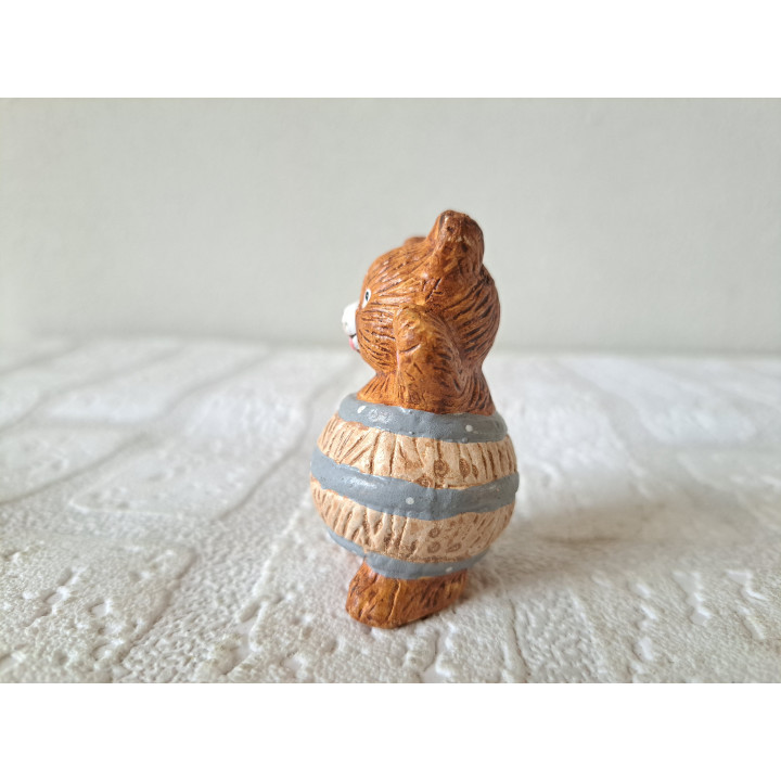 Beer met vat om zich heen, aardewerk 4x3.5x6cm - dierfiguren