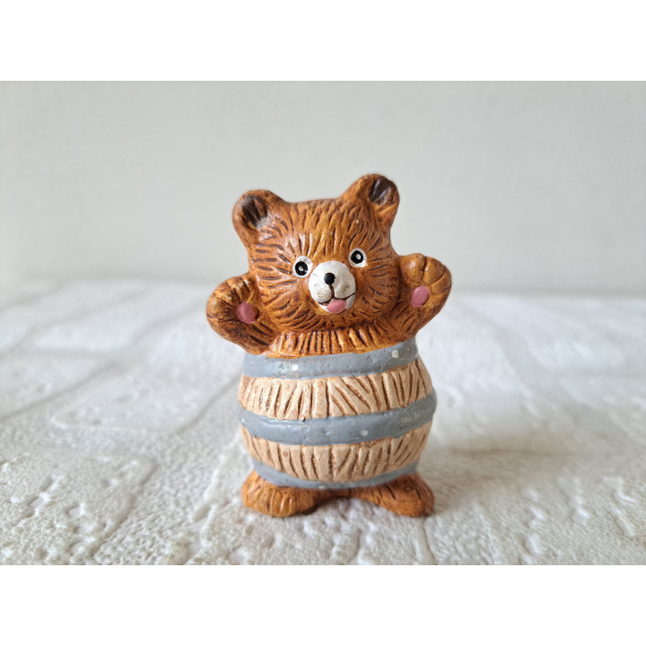Beer met vat om zich heen, aardewerk 4x3.5x6cm - dierfiguren
