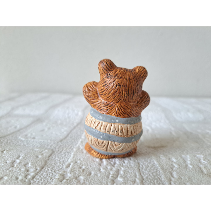 Beer met vat om zich heen, aardewerk 4x3.5x6cm - dierfiguren
