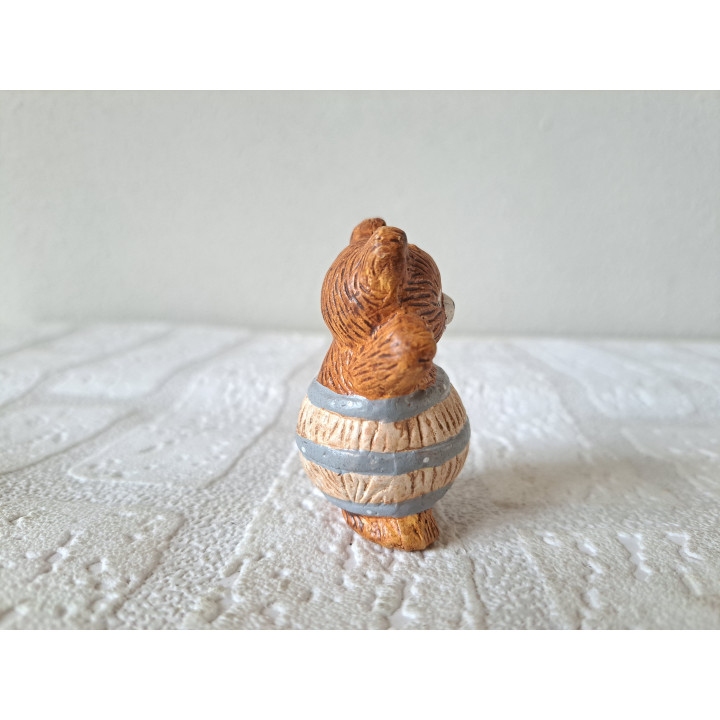 Beer met vat om zich heen, aardewerk 4x3.5x6cm - dierfiguren