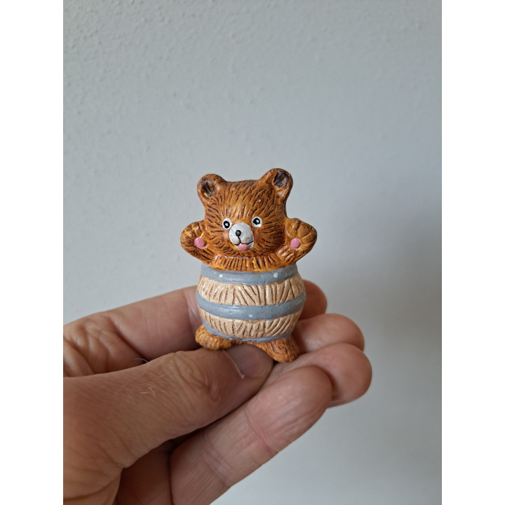 Beer met vat om zich heen, keramiek 4x3.5x6cm