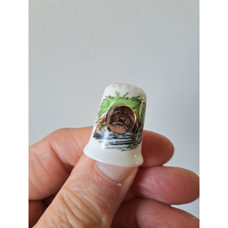 Otter Kop in Peephole Birchcroft Porselein Vingerhoed