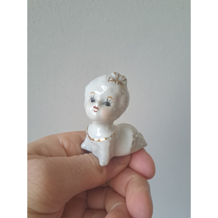 Meisje met strik in haar, porselein 5x3x6cm