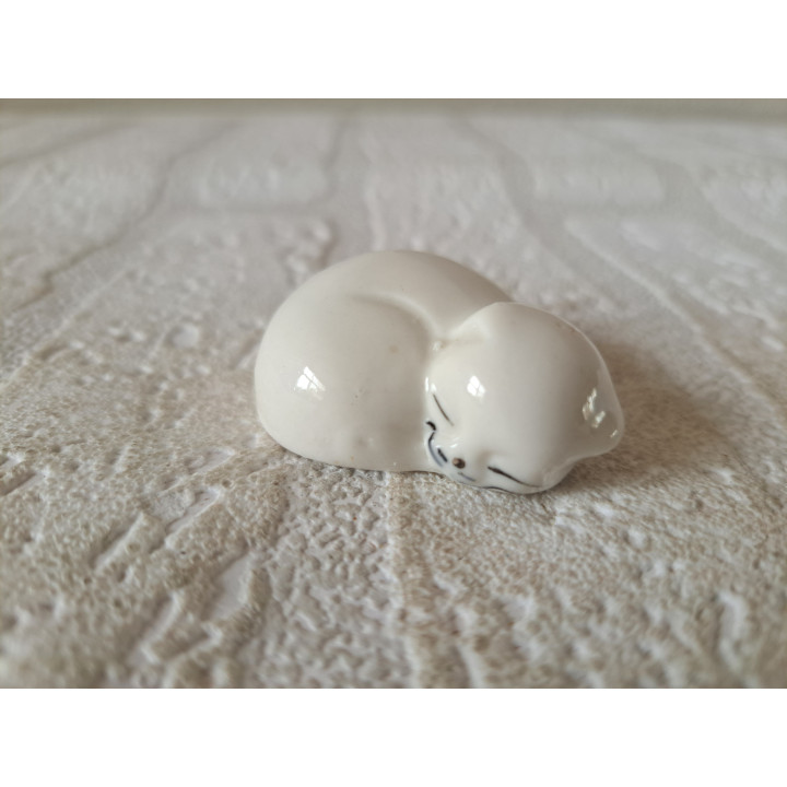 Slapende poes, porselein 4.5x3.5x1.5cm - dierfiguren