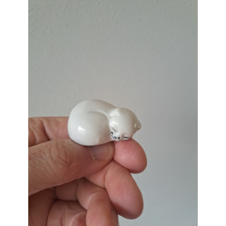 Slapende poes, porselein 4.5x3.5x1.5cm