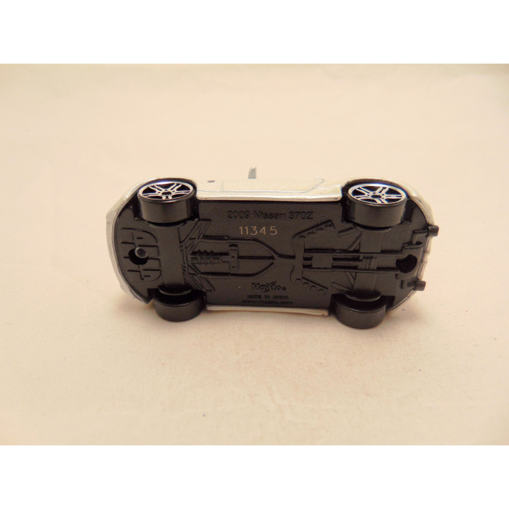 Nissan 370 Z 1:64 Maisto wit