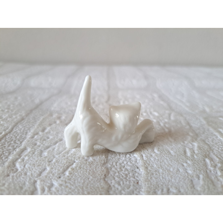 Mini poes speelt met bal, porselein 4.5x1.5x3.5cm - dierfiguren