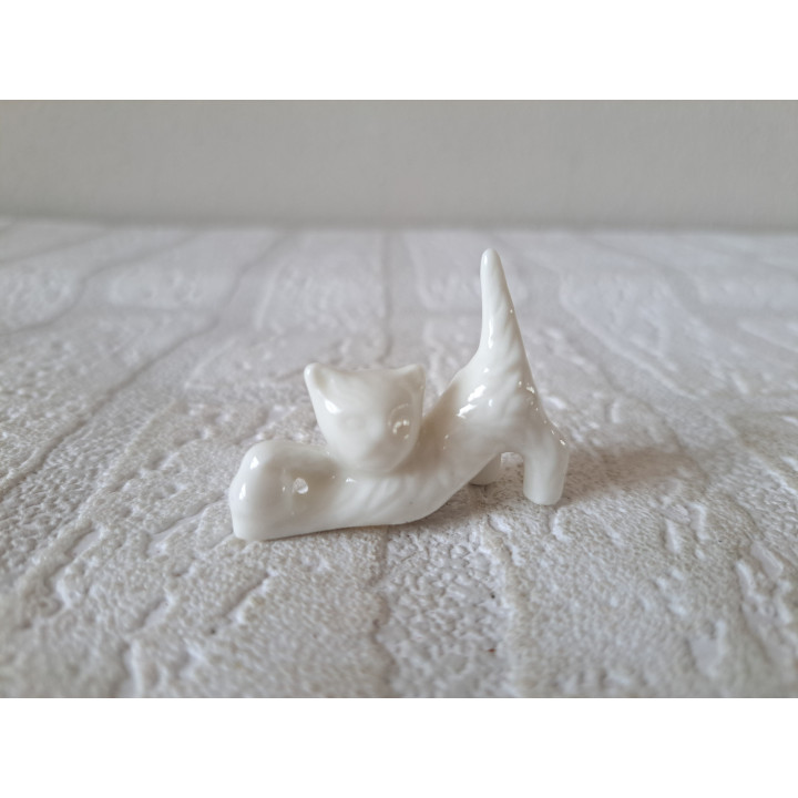 Mini poes speelt met bal, porselein 4.5x1.5x3.5cm - dierfiguren