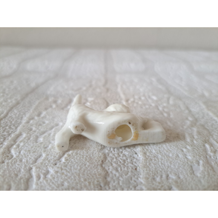 Mini poes speelt met bal, porselein 4.5x1.5x3.5cm - dierfiguren