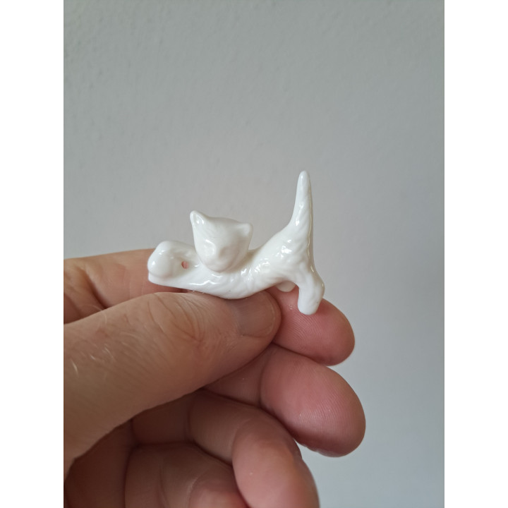 Mini poes speelt met bal, porselein 4.5x1.5x3.5cm