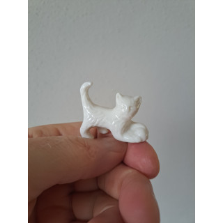 Mini poes met bal, porselein 4x1.5x3.5cm