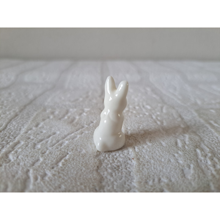 Rechtopstaand klein konijn, porselein 1.5x1.5x3cm - dierfiguren