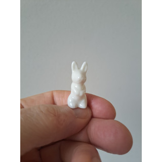 Rechtopstaand klein konijn, porselein 1.5x1.5x3cm