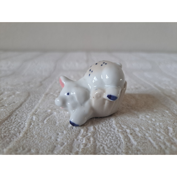 Varken liggend in een trog, porselein 4x3.5x3cm - dierfiguren
