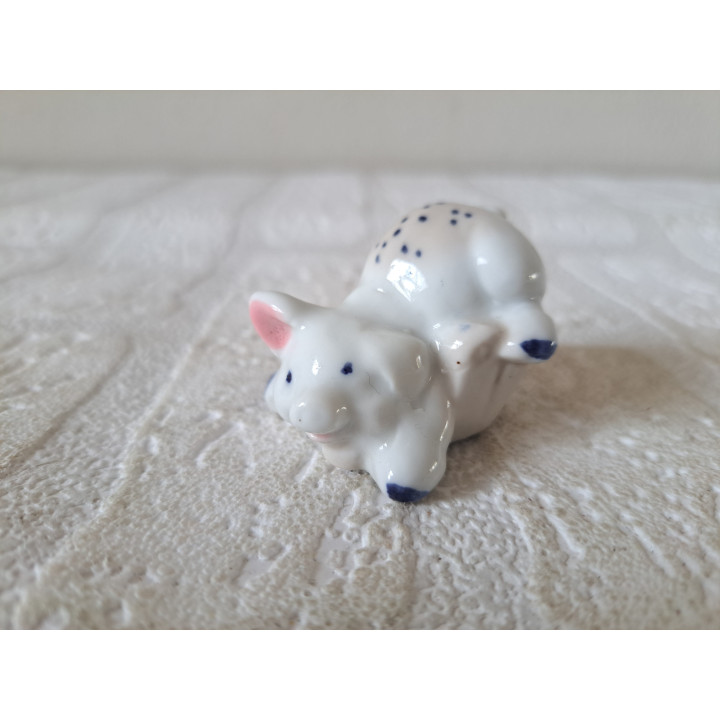 Varken liggend in een trog, porselein 4x3.5x3cm - dierfiguren