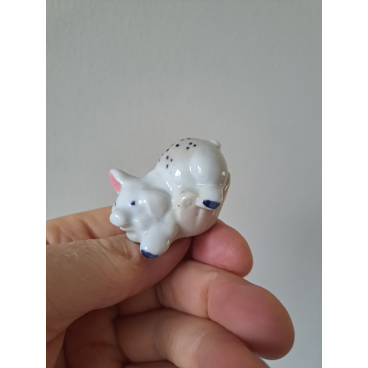 Varken liggend in gebroken vat, porselein 4x3.5x3cm