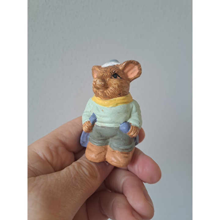 Muis aan het langlaufen, keramiek 5x3.5x7cm