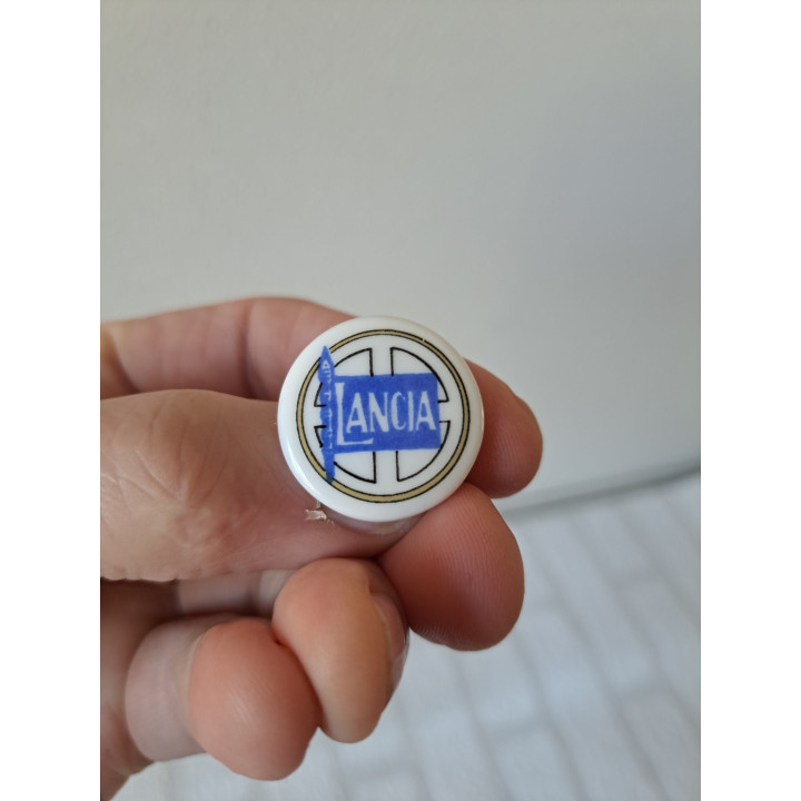 Porselein knoop met Lancia logo Birchcroft D2.5xH1.5cm