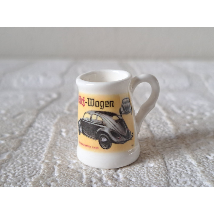Porselein bierpul met Volkswagen kever 1938, D2xH3cm - handgemaakt