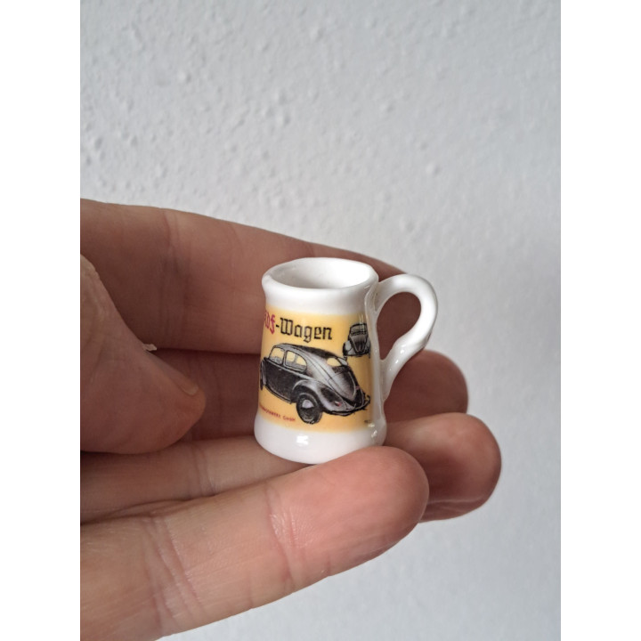 Porselein bierpul met Volkswagen kever 1938, D2xH3cm