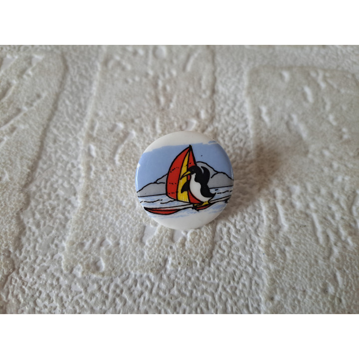 Porselein knoop Pinguin met surfplank Birchcroft D2.5xH1.5cm - Verzamelobject