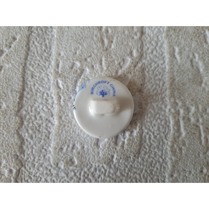 Porselein knoop Pinguin met surfplank Birchcroft D2.5xH1.5cm - Verzamelobject