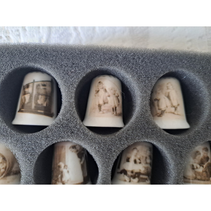 19 stuks Ot en Sien porselein vingerhoeden met opberg schuim - Ot en Sien