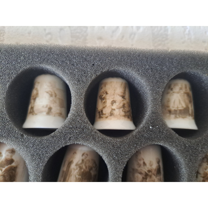 19 stuks Ot en Sien porselein vingerhoeden met opberg schuim - Ot en Sien