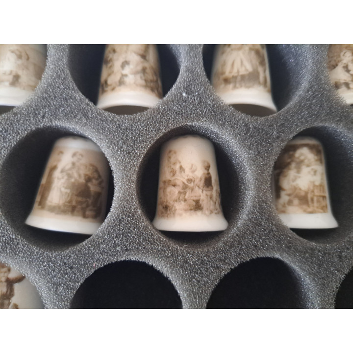 19 stuks Ot en Sien porselein vingerhoeden met opberg schuim - Ot en Sien