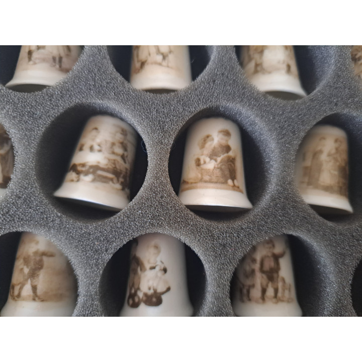 19 stuks Ot en Sien porselein vingerhoeden met opberg schuim - Ot en Sien