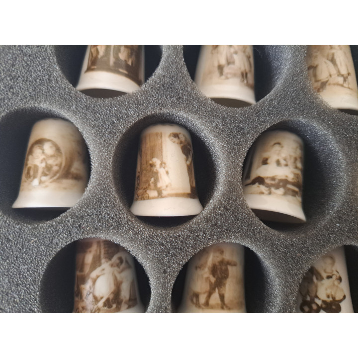 19 stuks Ot en Sien porselein vingerhoeden met opberg schuim - Ot en Sien