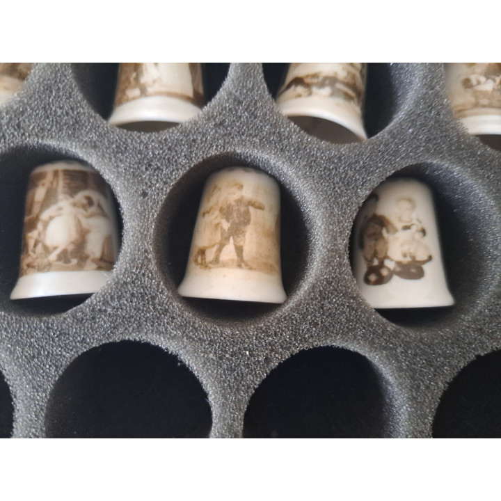 19 stuks Ot en Sien porselein vingerhoeden met opberg schuim - Ot en Sien