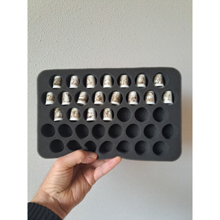 19 stuks Ot en Sien porselein vingerhoeden met opberg schuim