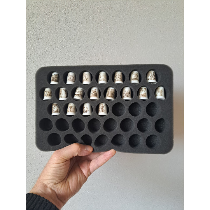 19 stuks Ot en Sien porselein vingerhoeden met opberg schuim