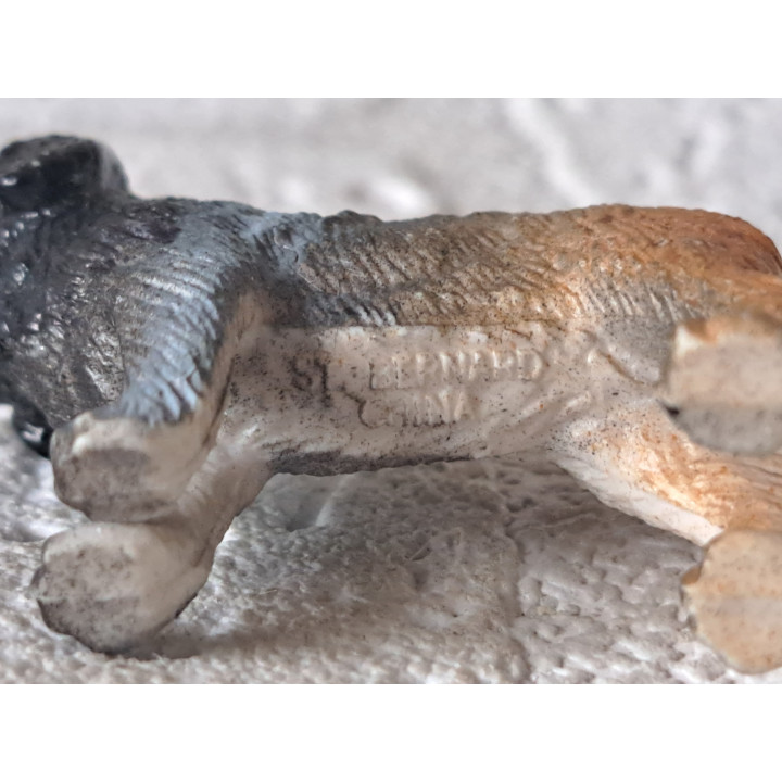 Sint Bernard hond, rubber 5.5x1.5x3.5cm - dierfiguren