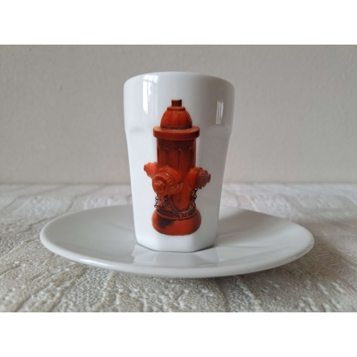 Kop en schotel met brandweerkraan, porselein D12.5xH8cm - handgemaakt