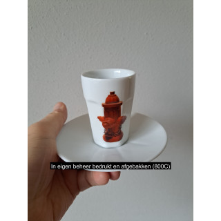 Kop en schotel met brandweerkraan, porselein D12.5xH8cm