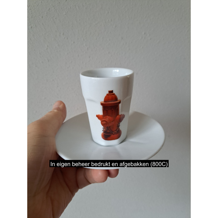 Kop en schotel met brandweerkraan, porselein D12.5xH8cm