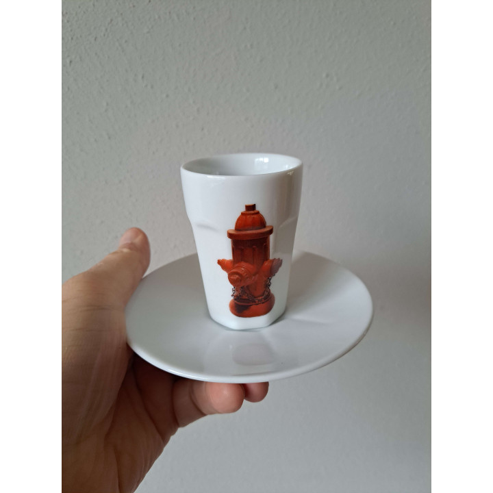 Kop en schotel met brandweerkraan, porselein D12.5xH8cm - handgemaakt