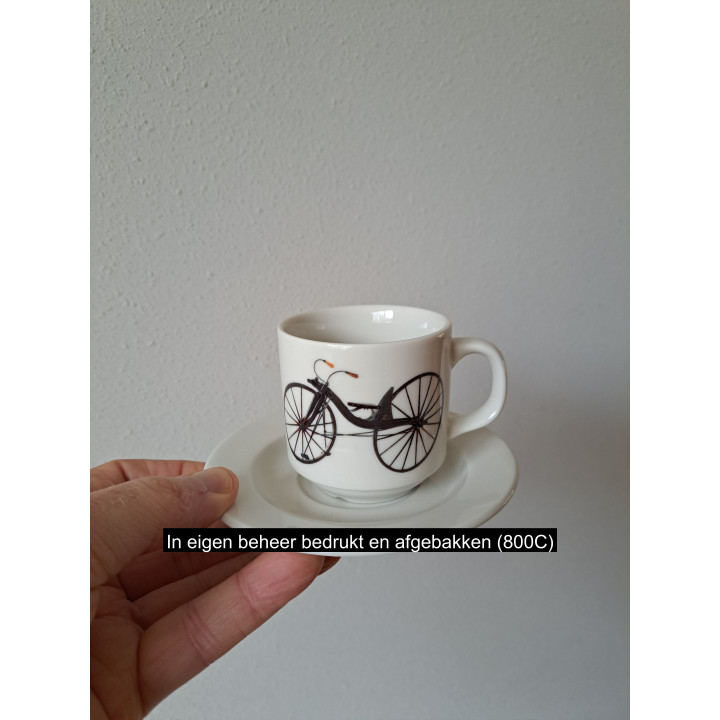 Kop en schotel met Macmillan fiets, porselein D13xH8cm