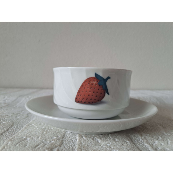 Kop en schotel met aardbeien, porselein D14.5x.H6cm - handgemaakt